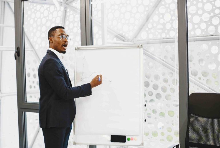 FRACTIONAL CMO VS MARKETING AGENCY